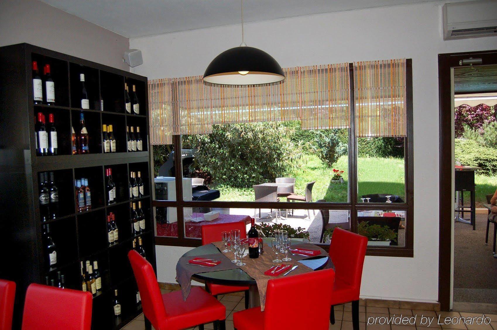 Logis Hotel Lons-Le-Saunier - Restaurant Le Grill Exterior foto
