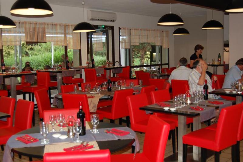 Logis Hotel Lons-Le-Saunier - Restaurant Le Grill Exterior foto